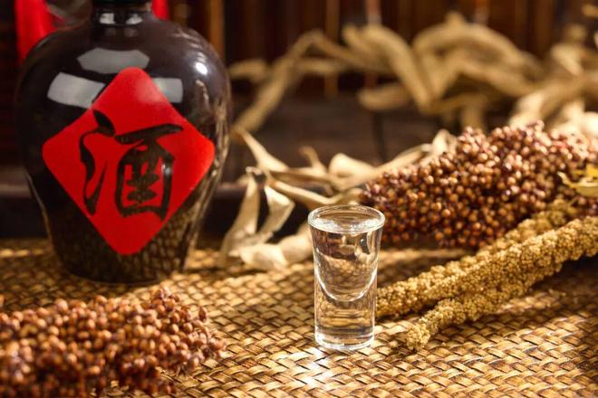 《食品科学》：四川轻化工大学张宿义正高级工程师等：浓香型白酒酒醅发酵过程中微生物群落溯源及代谢谱分析(图1)