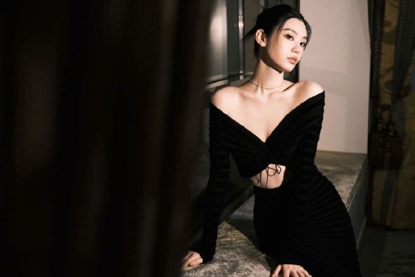 当被触手怪入侵身体恐怖与欲望交织的命运将如何展开(图1)