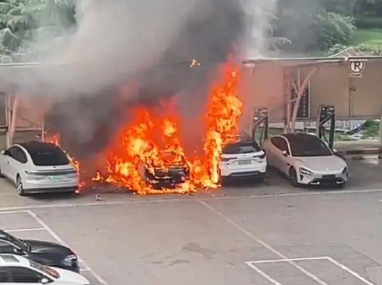 上汽荣威行驶途中自燃！ 曾宣传“让灭火器失业”消防认定“不排除发动机故障”(图4)