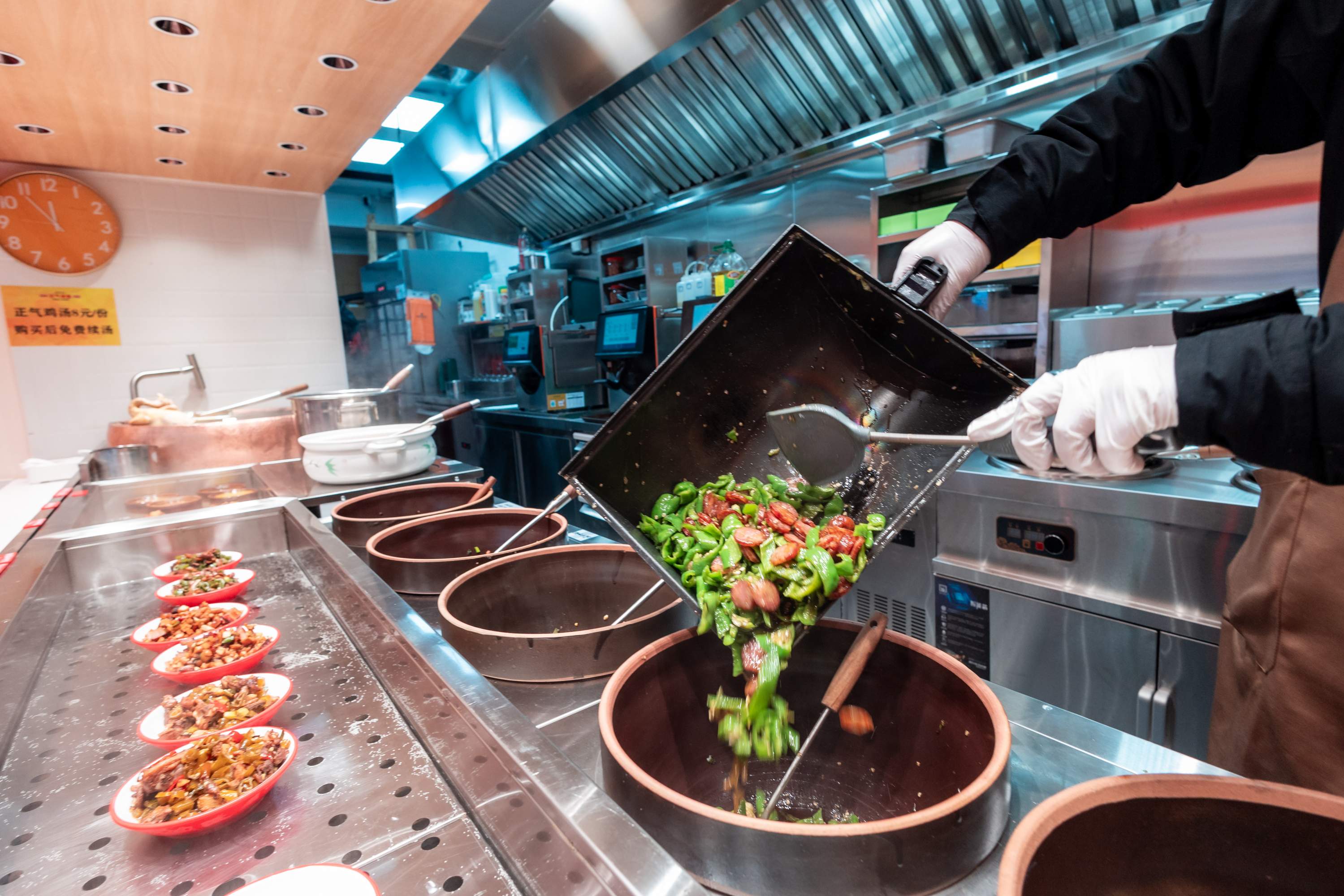 武汉“智慧大厨”在全球万家餐厅掌勺(图1)