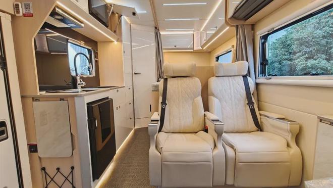 太划算了！进口依维柯房车价格进入5开头高配带空悬航空座椅(图5)