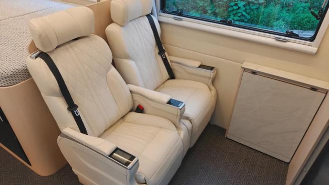 太划算了！进口依维柯房车价格进入5开头高配带空悬航空座椅(图4)