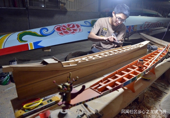 鸣炮奏乐拜龙神！湘潭43岁“老龙舟”退役200多人喜迎新龙舟：年轻人集资打造的