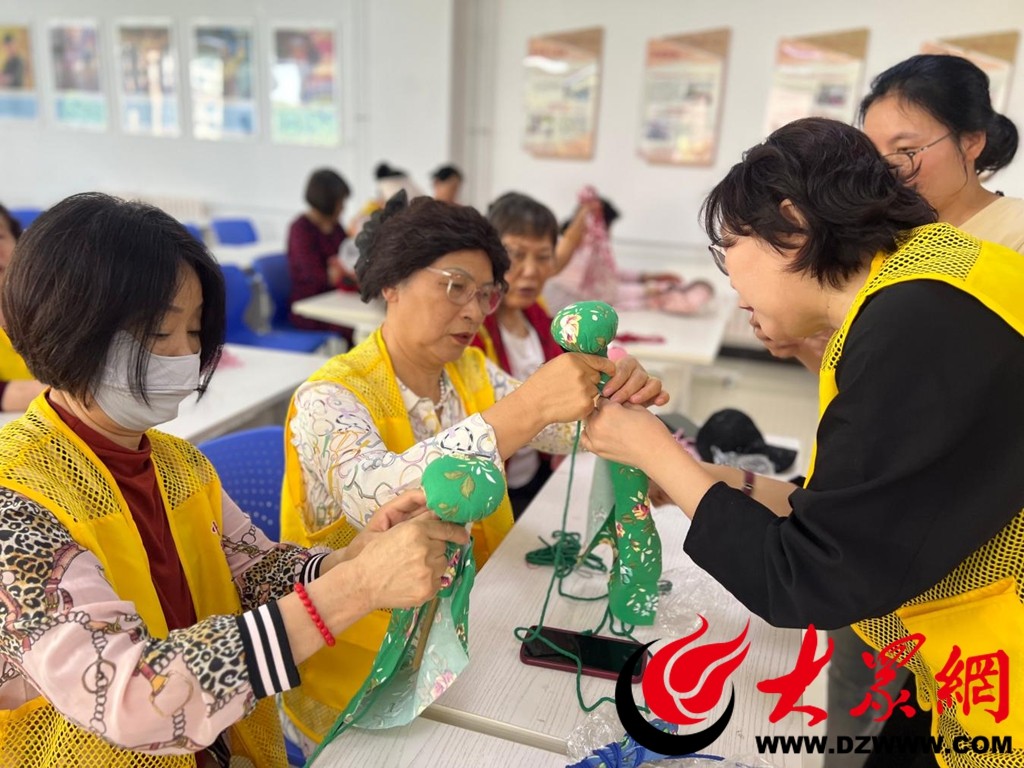 我们的节日·端午“手作艾草锤浓情过端午”市北区大港街道普吉社区开展手作健康锤活动(图2)